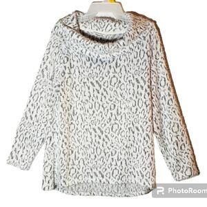 Chances R women's large geometric print long sleeves pullover sweater. 3034